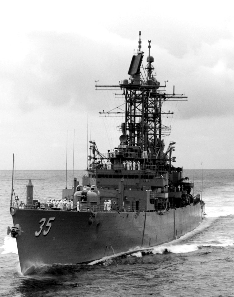 USS Truxtun (DLGN-35) underway off the coast of Oahu on 23 July 1970