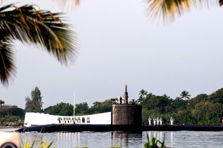 USS Tucson renders honors to the USS Arizona Memorial. (8264509384)