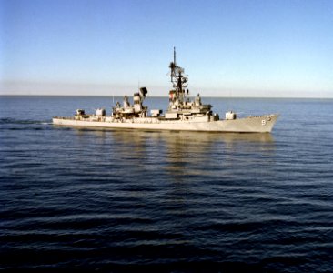 USS Towers (DDG-9) underway in the Pacific Ocean on 16 January 1976 (6403788)