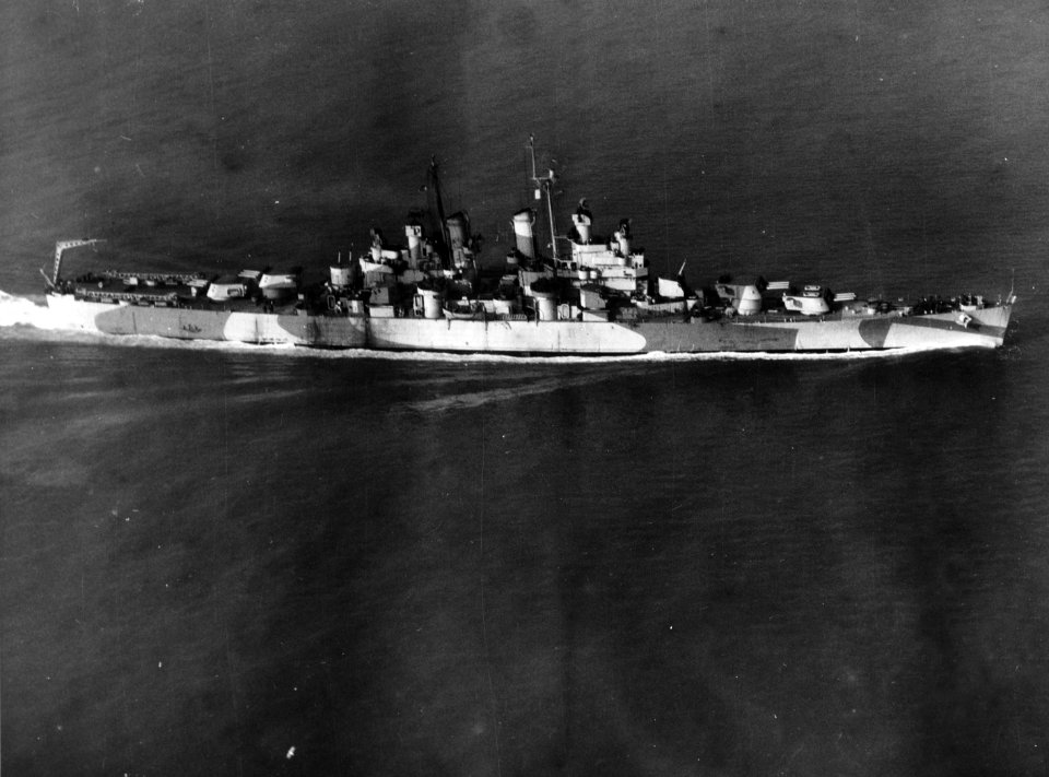 USS Topeka (CL-67) underway off Boston, Massachusetts (USA) on 1 January 1945 (NH 42045)