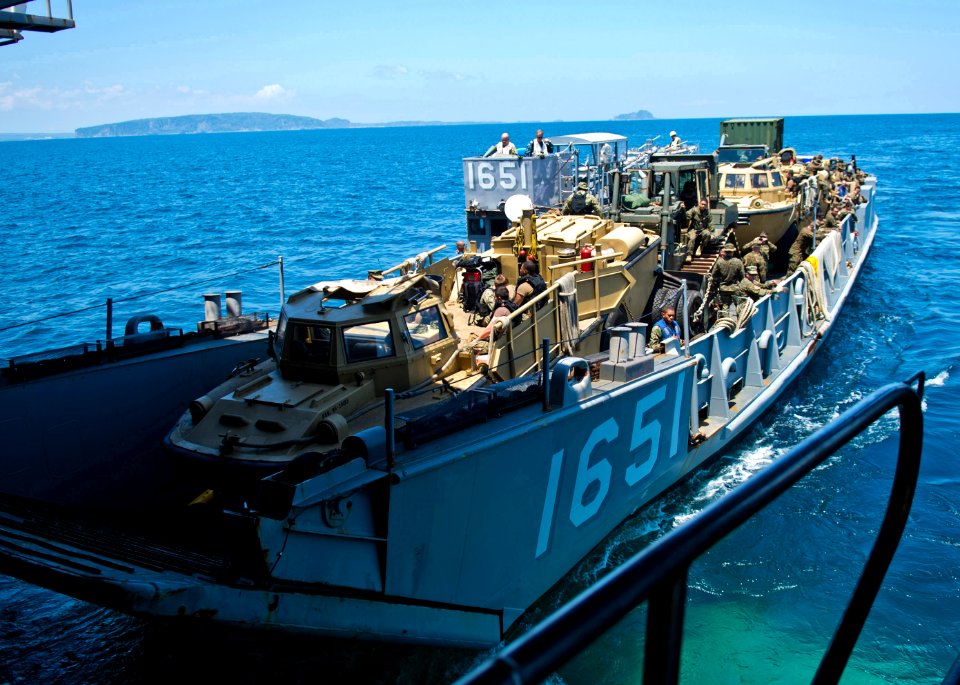 USS Tortuga participates in Balikatan. (8635973920)