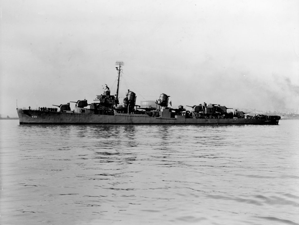 USS Tingey (DD-539) underway off San Francisco, California (USA), on 30 November 1943 (NH 50285)