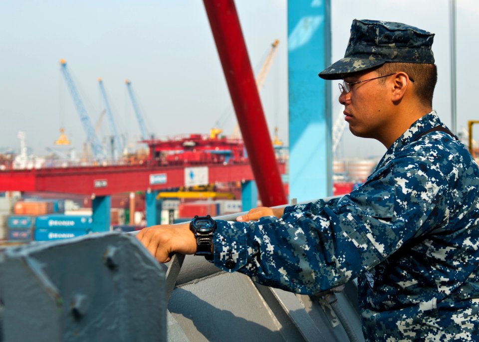 USS Tortuga arrives in Indonesia 130521-N-IY633-130