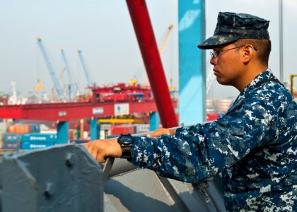 USS Tortuga arrives in Indonesia 130521-N-IY633-130