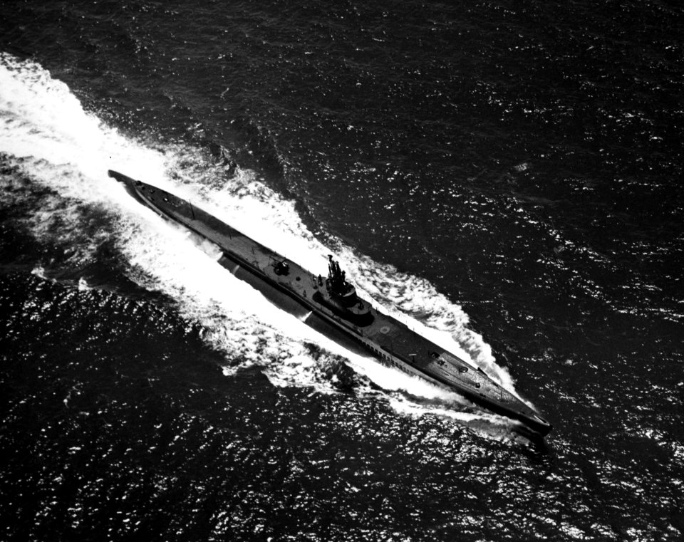 USS Trepang (SS-412) underway at sea, circa in 1944 (L45-286.03.03)