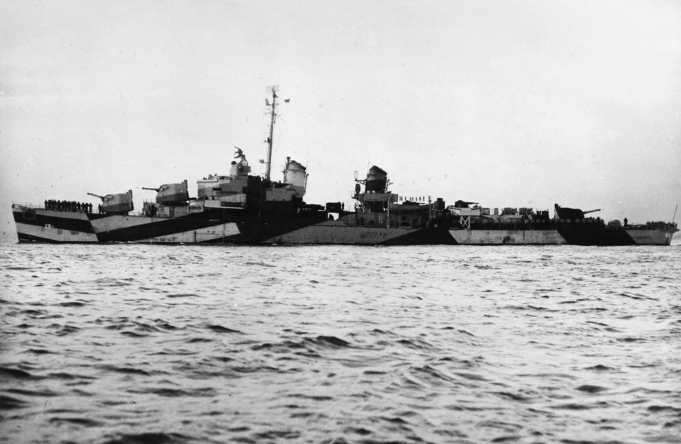 USS Tolman (DM-28) in Boston harbour in November 1944 (NH 107141)