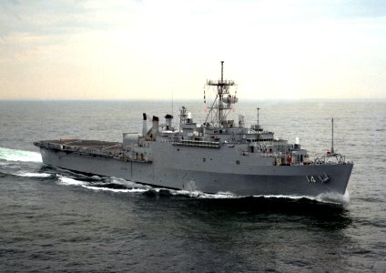 USS Trenton (LPD-14) underway in the Atlantic Ocean on 1 May 1986 (6440401) photo