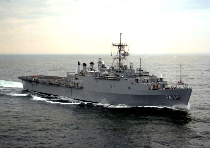 USS Trenton (LPD-14) underway in the Atlantic Ocean on 1 May 1986 (6440401)