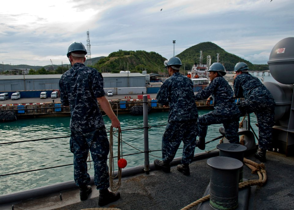USS Tortuga operations 120611-N-IY633-004
