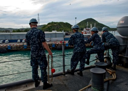 USS Tortuga operations 120611-N-IY633-004