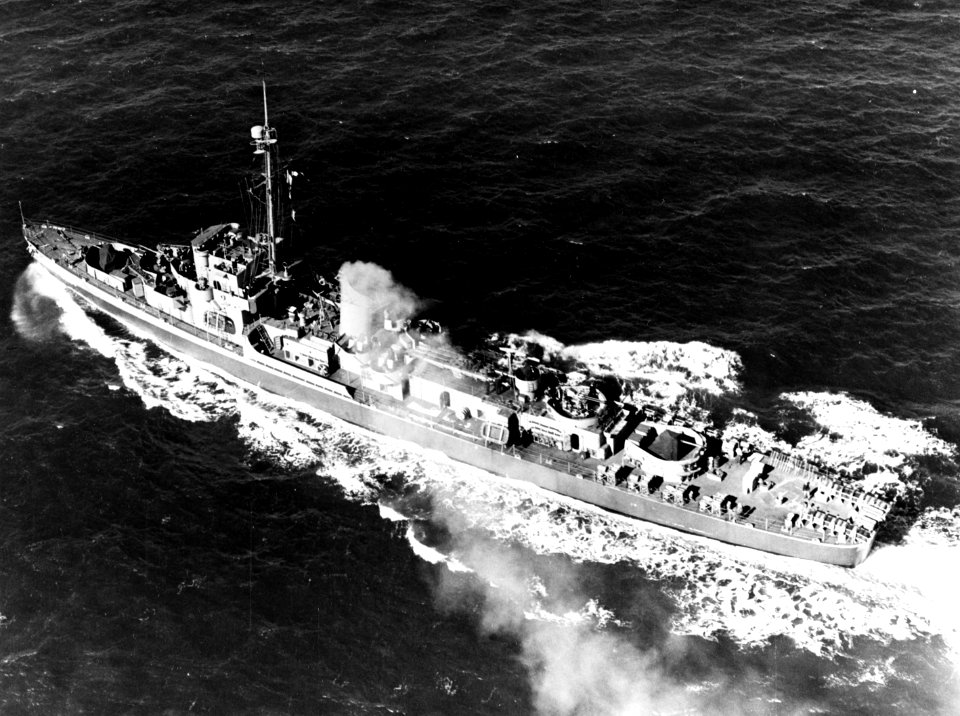 USS Trumpeter (DE-180) underway off New York City (USA), 31 October 1943 (80-G-87235)