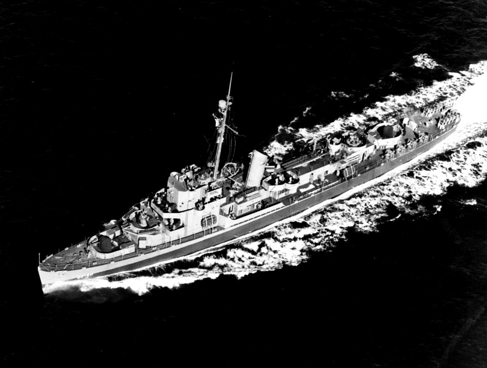 USS Trumpeter (DE-180) underway off New York City (USA) on 31 October 1943 (80-G-87232)