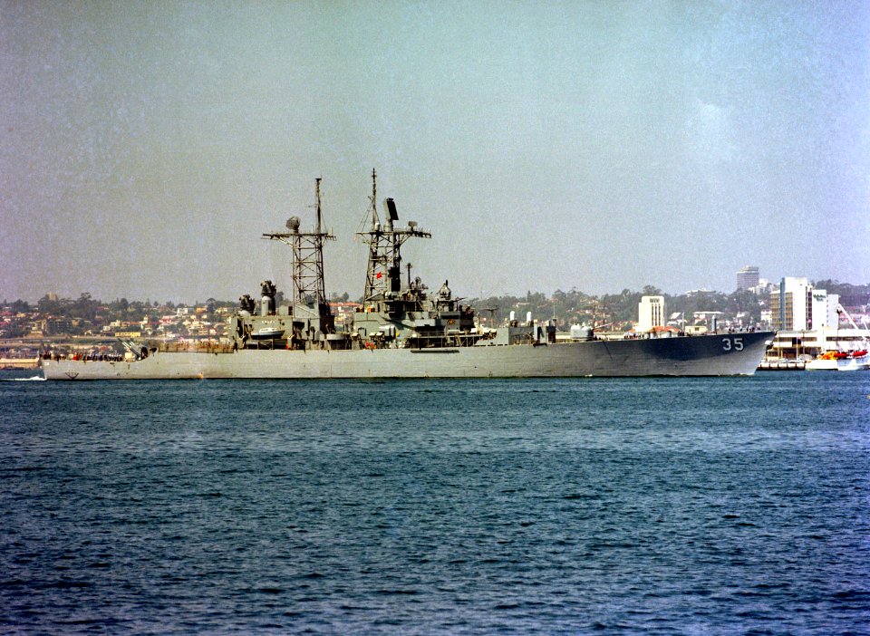 USS Truxtun (CGN-35) underway in San Diego Bay (USA), on 27 July 1984 (6392874)