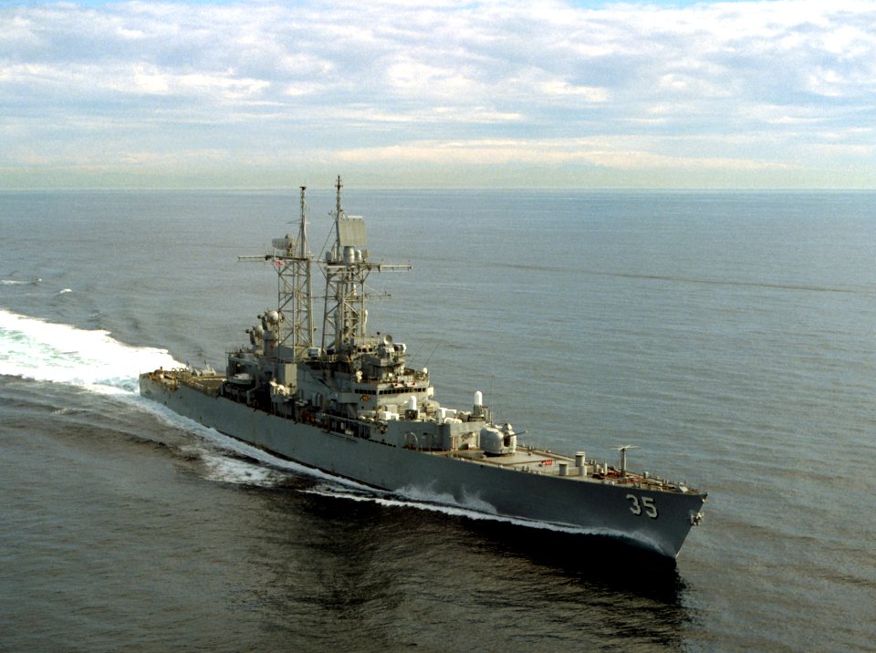 USS Truxtun (CGN-35) underway in the Pacific Ocean on 3 January 1989 (6450110)
