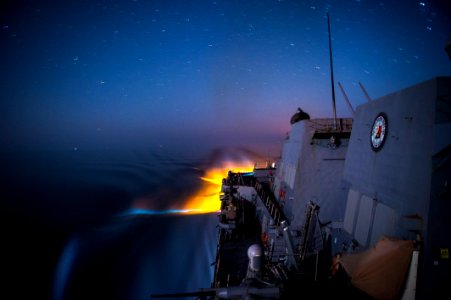 USS Truxtun transits the Arabian Gulf 140930-N-EI510-176