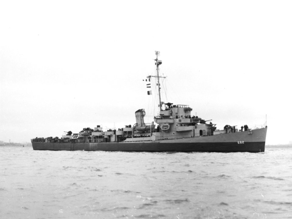 USS Underhill (DE-682) undeway off Boston, Massachusetts (USA), on 21 June 1944 (19-N-66696)