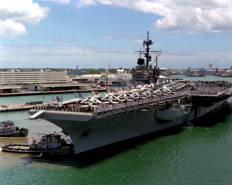 USS Tuskegee (YTB-806) assists USS Ranger (CV-61) at Pearl Harbor on 1 June 1991