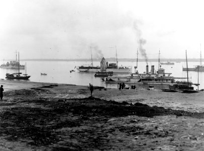 USS Truxtun (DD-229), USS Isabel (PY-10) and USS Palos (PG-16) at Hankow, China, in 1925 (NH 80990)