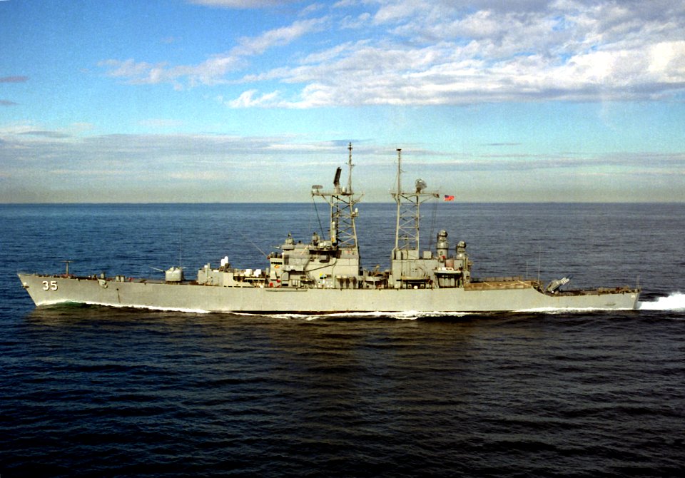USS Truxtun (CGN-35) underway in the Pacific Ocean off San Diego (USA) on 3 January 1989 (6450111)