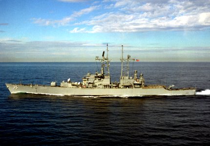 USS Truxtun (CGN-35) underway in the Pacific Ocean off San Diego (USA) on 3 January 1989 (6450111)