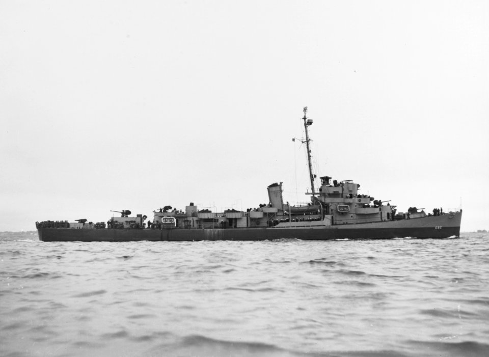 USS Underhill (DE-682) undeway off the Boston Naval Shipyard, Massachusetts (USA), on 21 June 1944 (19-N-66695)