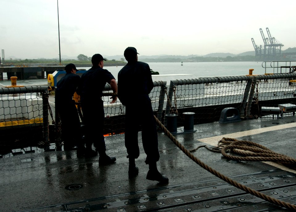 USS Underwood 120706-N-NL541-124
