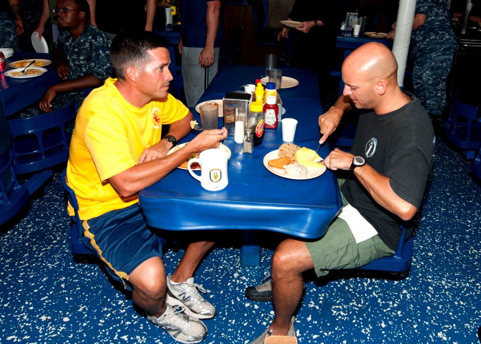 USS Underwood sailors eat breakfast 120728-N-NL541-030