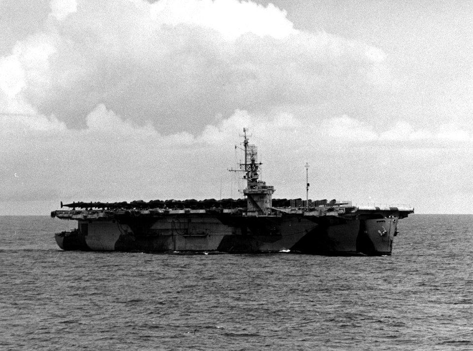 USS Tulagi (CVE-72) underway in the Atlantic Ocean on 31 May 1944 (80-G-364576)