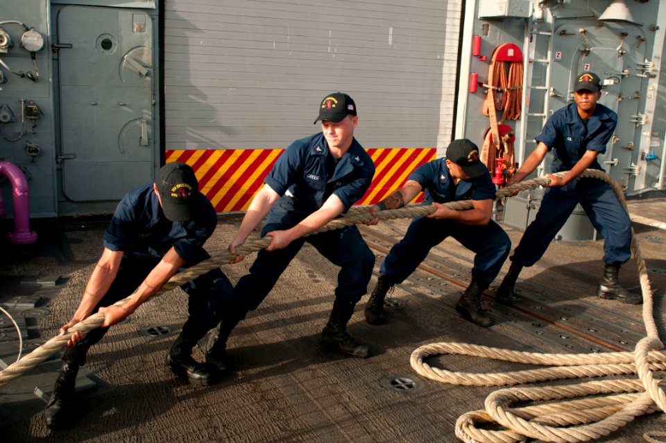USS Underwood arrives in Guantanamo Bay 120718-N-NL541-081