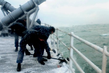 USS Vella Gulf 120131-N-RN782-060
