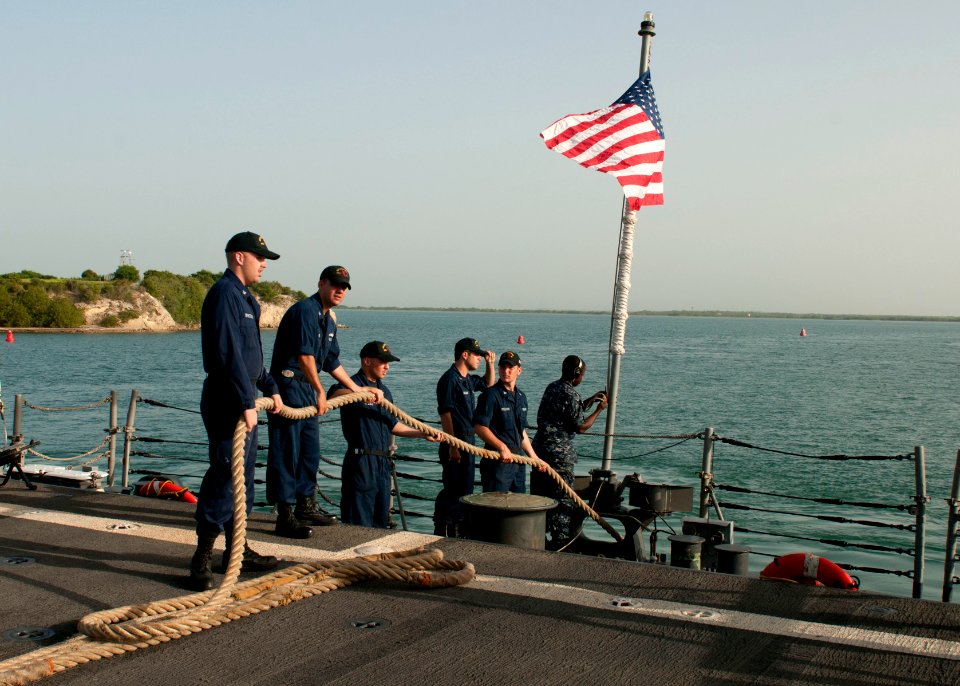 USS Underwood arrived in Guantanamo Bay 120718-N-NL541-054