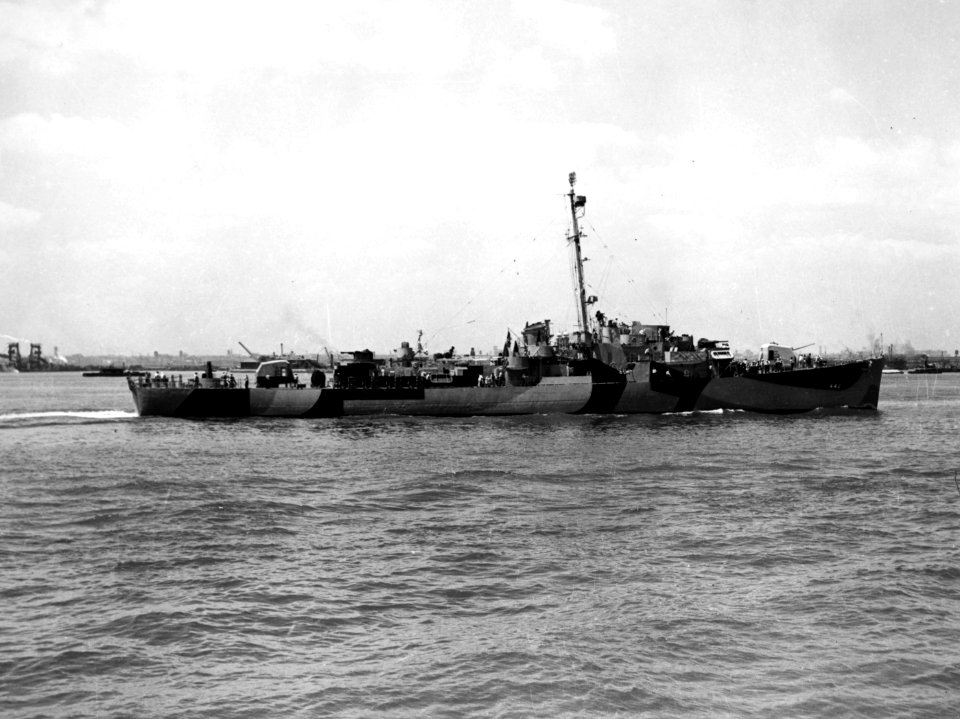 USS Ulvert M. Moore (DE-442) underway, circa in July 1944 (19-N-68164)