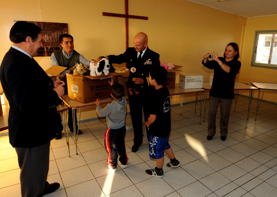 USS Underwood crew participates in community service project at Chilean children's home 120607-N-NL541-294