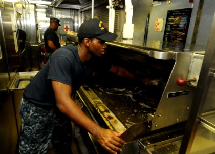 USS Underwood operates in Caribbean Sea 121016-N-NL541-108