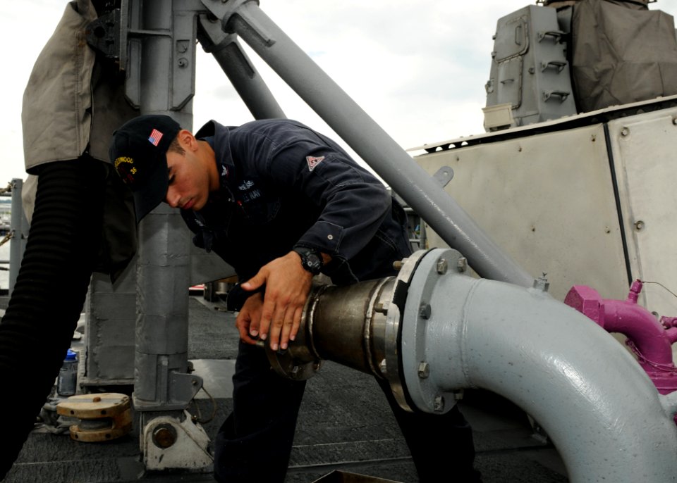 USS Underwood 121008-N-NL541-125