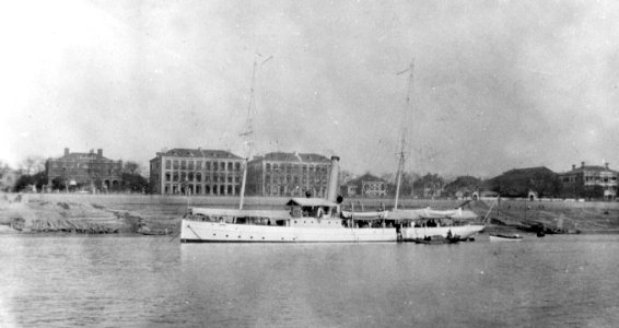 USS Villalobos (PG-42) at Yichang, China, in the 1920s. (NH 67132)