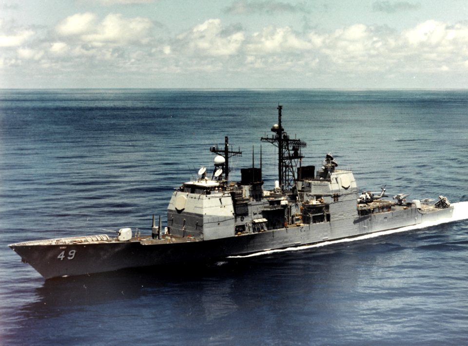 USS Vincennes (CG-49) underway at sea, in June 1986 (NH 106519-KN)