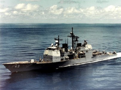 USS Vincennes (CG-49) underway at sea, in June 1986 (NH 106519-KN)