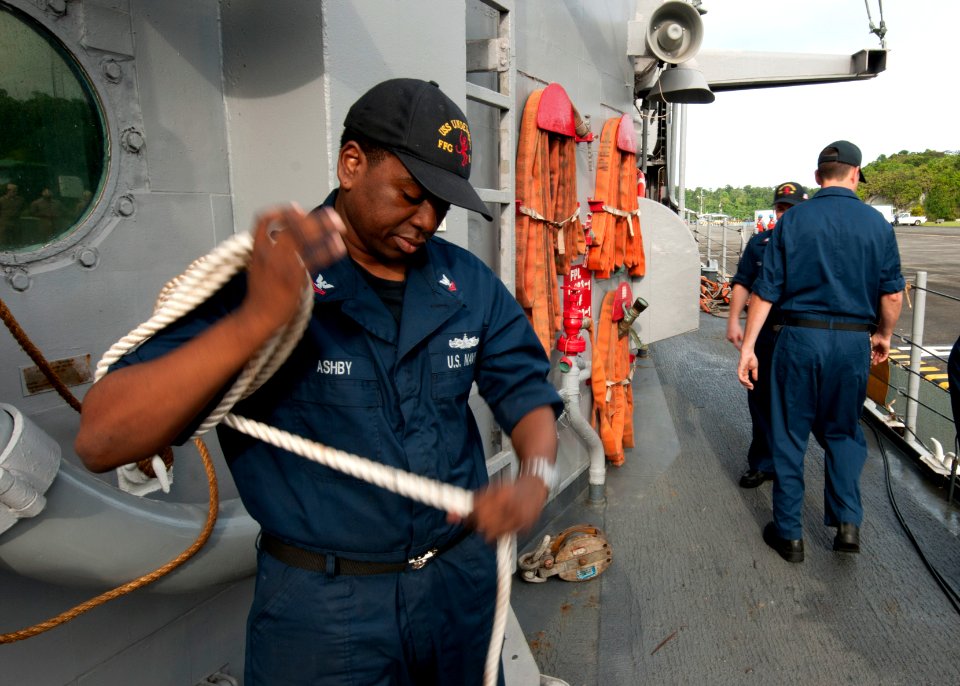USS Underwood departs Bahia Malaga, Colombia 120704-N-NL541-056