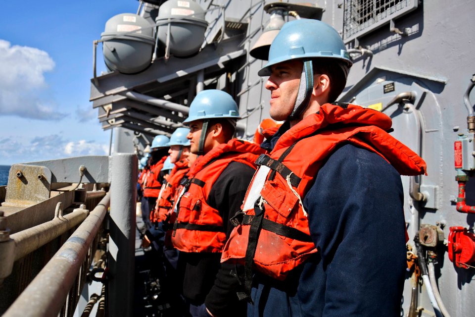 USS Vicksburg operations 150510-N-IY633-003