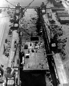 USS Valley Forge (LPH-8) in a drydock at the Long Beach Naval Shipyard, California (USA), in February 1967 (L45-294.02.01)