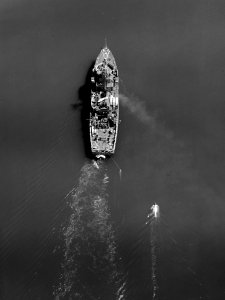USS Valor (MSO-472) at sea in 1954