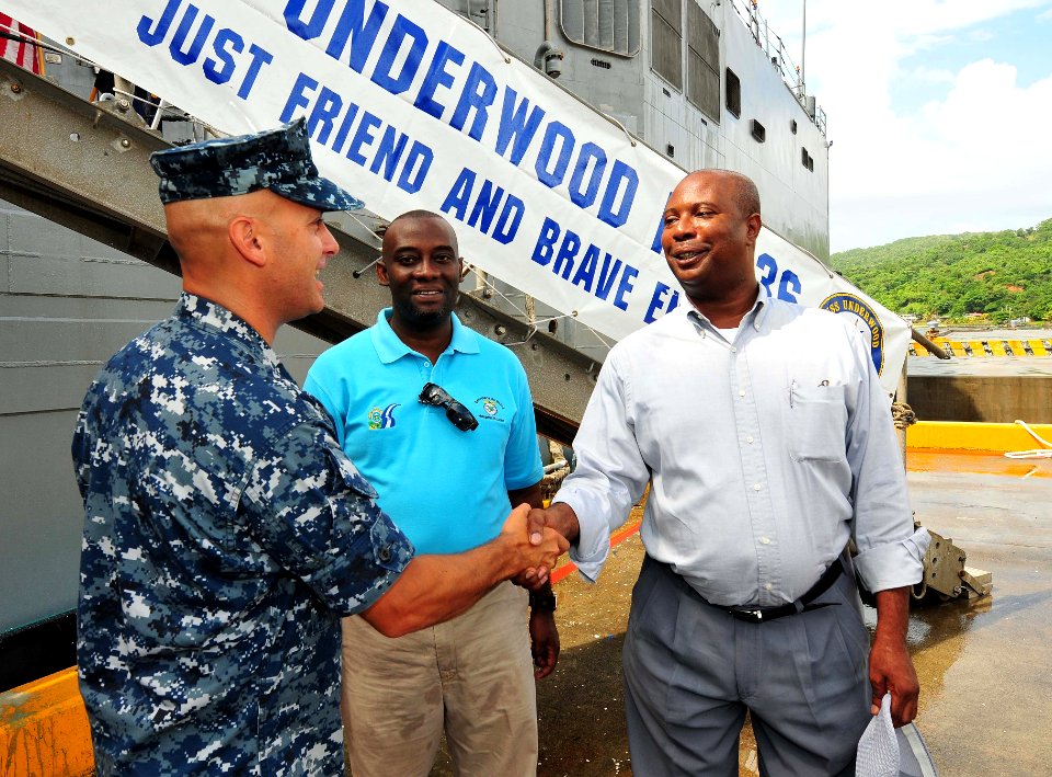 USS Underwood re-supplies in Roatan 121023-N-ZE938-006