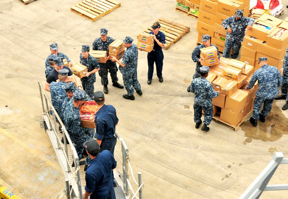 USS Underwood sailors load cargo 121008-N-ZE938-096