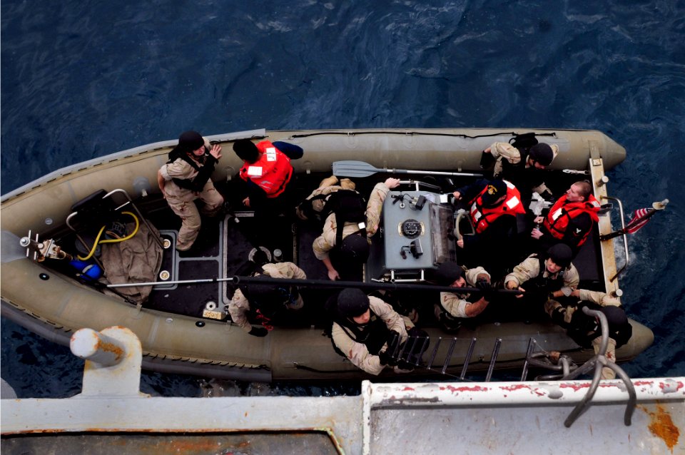 USS Vella Gulf sailors train while in Souda Bay, Greece 120209-N-RN782-472