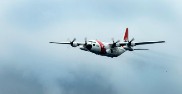 USS Vandegrift overflight 141111-N-AG657-052
