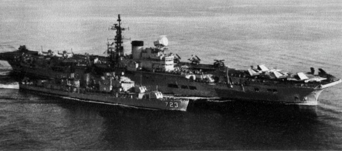 USS Walke (DD-723) is refueled by HMS Victorious (R38) in the Pacific Ocean, in 1965