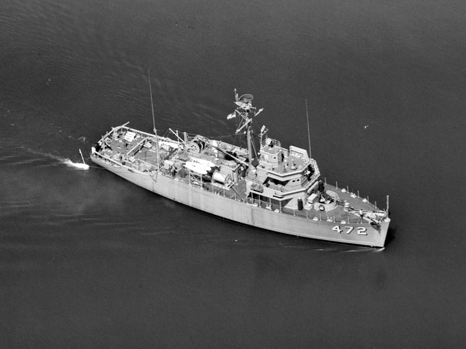 USS Valor (MSO-472) underway in 1954