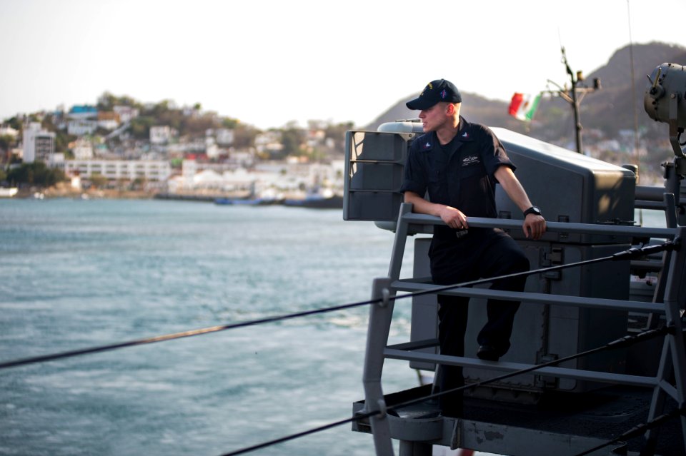 USS Vandegrift in Mexico 140516-N-AG657-146
