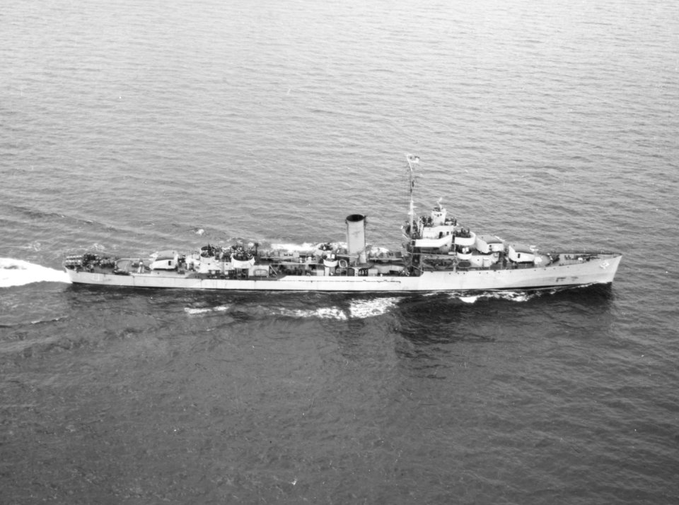 USS Warrington (DD-383) underway in the Las Perlas Archipelago, Panama, 23 April 1943 (19-N-43690)